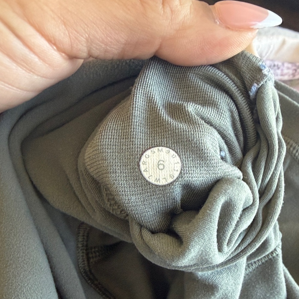 Lululemon bundle size 6 - Picture 8 of 9